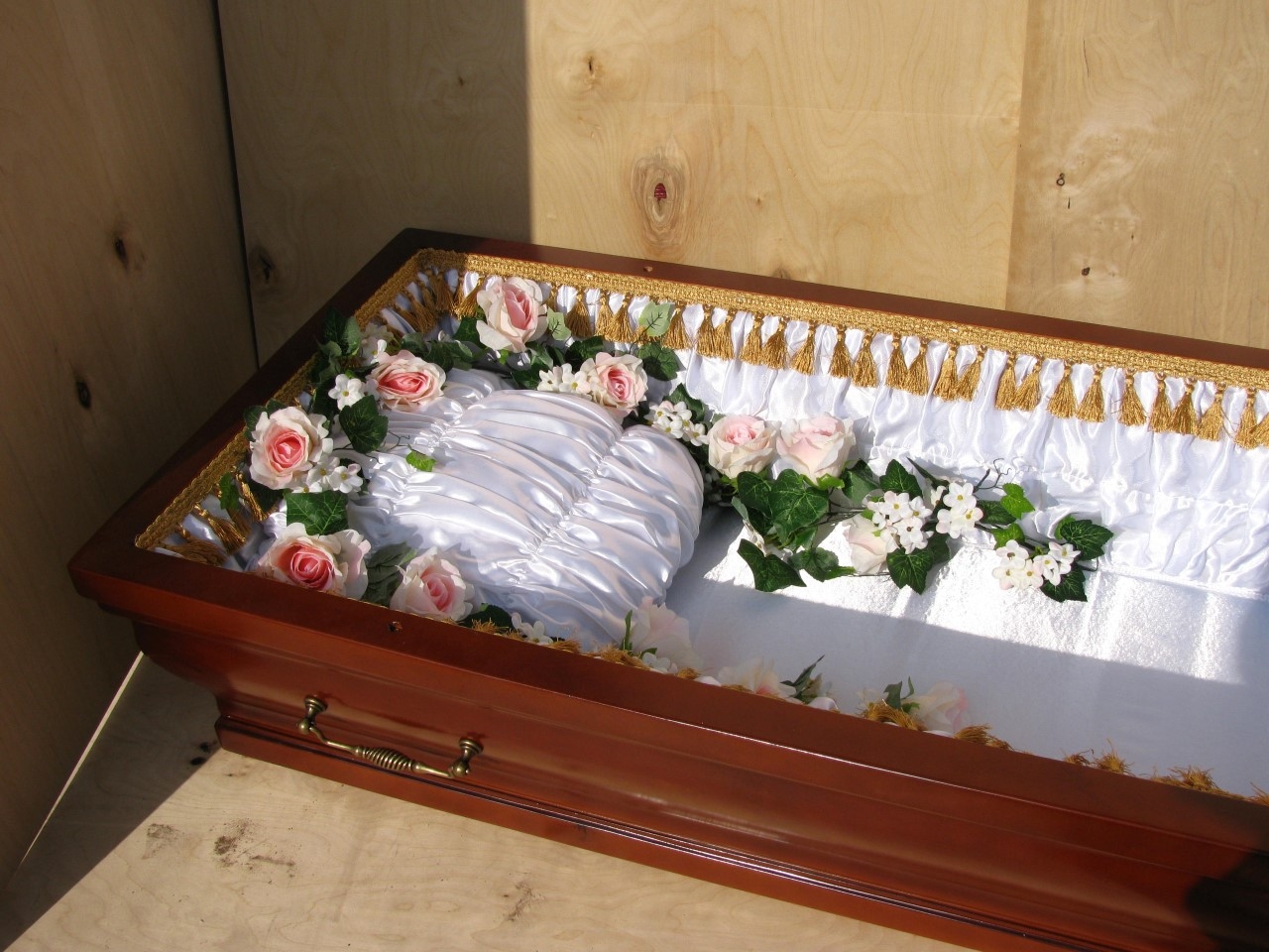 Открытые гробы с покойниками